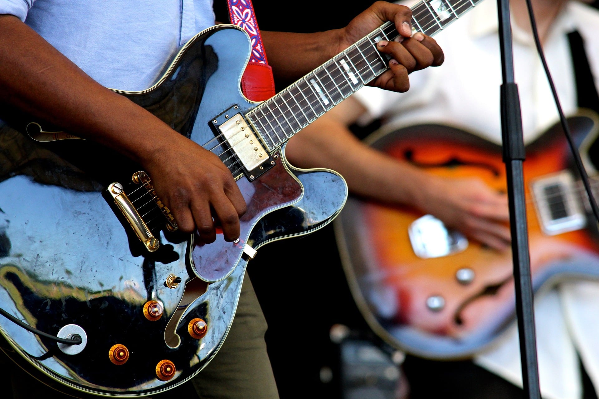 guitars-2033566_1920